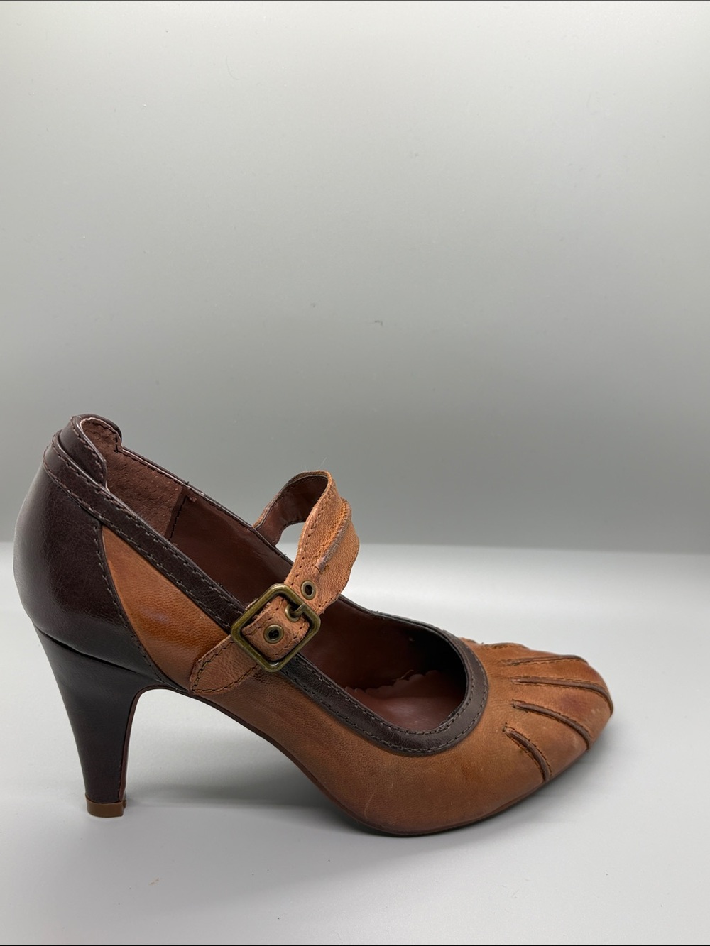 Crown Vintage Two-Tone Tan and Dark Brown Mary Jane Heels - Picture 7 of 11